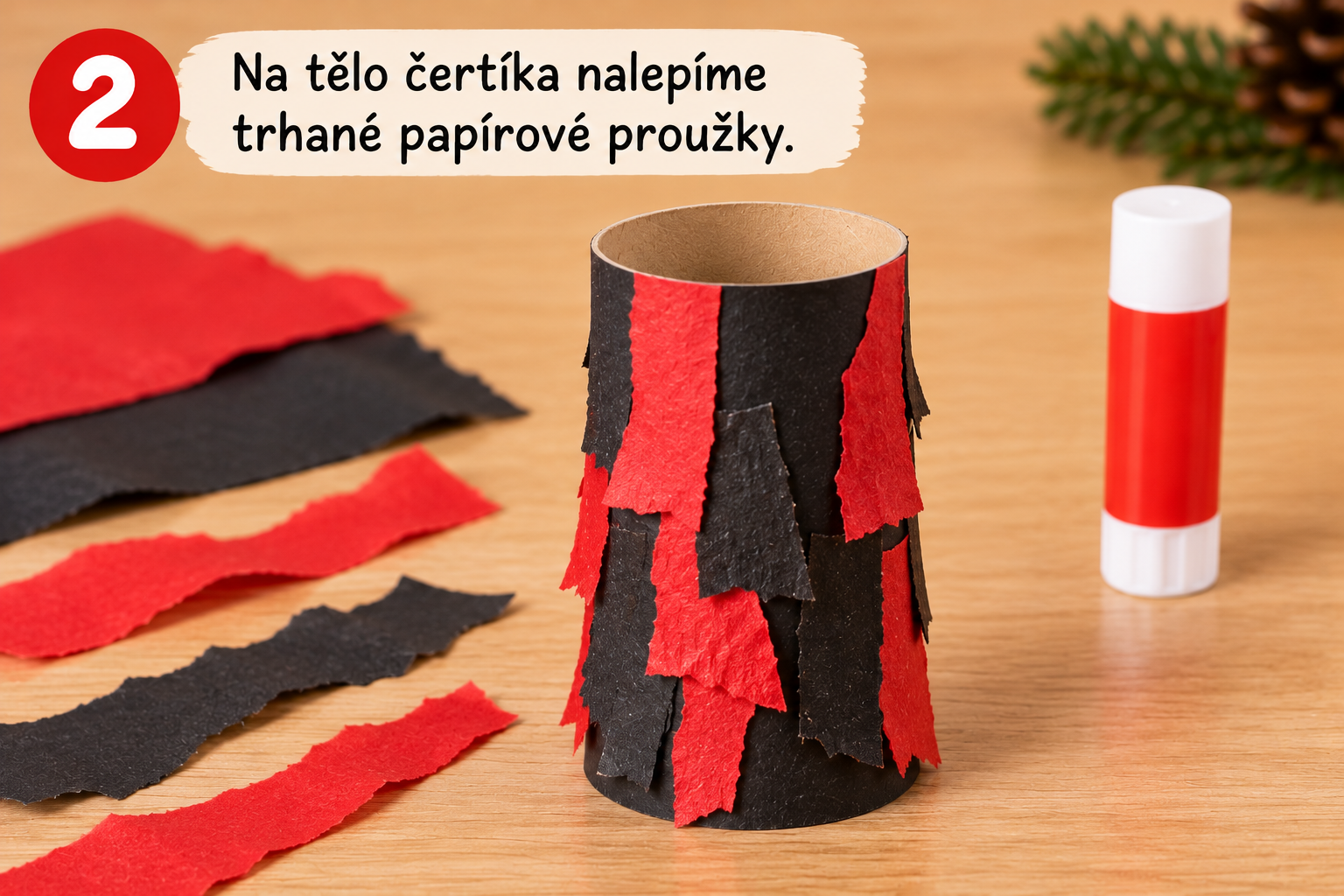 Krok 2 – červené a černé papírové proužky na čertíkovi